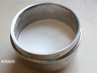 2、夏日小凉粉,将1杯豌豆淀粉和1杯清水混合,搅拌均匀至无颗粒的淀粉水。