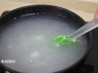 6、夏日小凉粉,搅拌至液体粘稠,且无颗粒的糊,然后边搅拌边煮1-2分钟,关火。