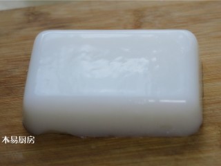 9、夏日小凉粉,用手轻轻地分离边缘,很容易将做好的凉粉倒扣出来。