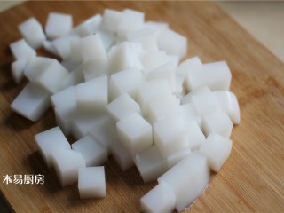 10、夏日小凉粉,切成你喜欢的形状,我切得是块状,您还可以切成条,或者刮成丝。