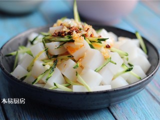 14、夏日小凉粉,加入适量食盐,鸡粉,生抽,醋,香油,辣椒油搅拌均匀即可。