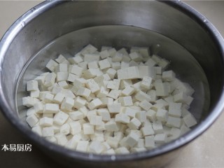 5、香椿拌豆腐,将豆腐捞出浸入冷水中，过两遍冷水。