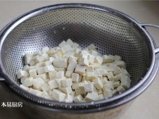 6、香椿拌豆腐,沥去水分，备用。