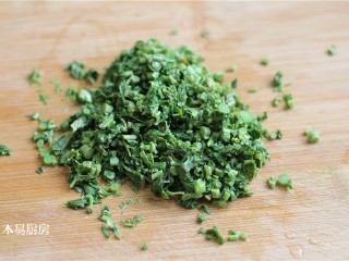 10、香椿拌豆腐,将香椿切成碎末，越碎越好。因为这样香椿碎裹在豆腐丁上，口感很好。