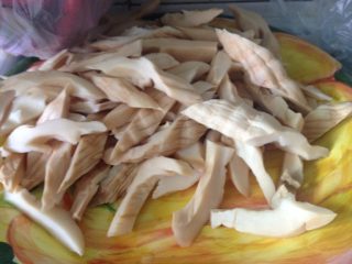 1、笋子烧牛肉,将牛肉切小块 放入开水中过水 笋子改刀