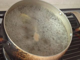 2、笋子烧牛肉,牛肉变白后 捞出 重新热水 待水开 将捞出的牛肉放入 加入生姜小火煮