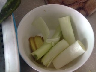 3、笋子烧牛肉,大葱切断 生姜切片 大蒜切块