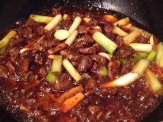 4、笋子烧牛肉,炒锅放油 油多 待油热 将豆瓣 大葱 姜片 大蒜 八角放入锅中炒出香味 将锅中牛肉捞出 沥水 放入炒过翻炒