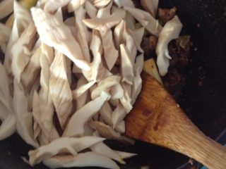 7、笋子烧牛肉,压好的牛肉再次倒入锅中 加笋子 慢慢烧入味即可 起锅撒上香菜