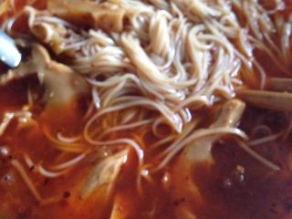 8、笋子烧牛肉,做好的牛肉 加入面条中 也非常棒噢 就做成了四川牛肉面噢