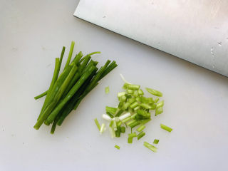 2、青椒炒香干,小葱葱白切碎，葱绿切长段；