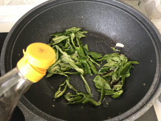 8、青椒炒香干,倒入一丢丢香醋，会让青椒更具风味儿；