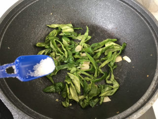 9、青椒炒香干,再加一点儿白糖，青椒就不辣了，能吃辣的忽略这步；