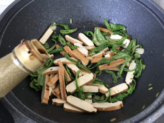 11、青椒炒香干,加适量生抽；