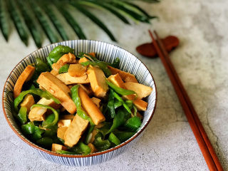 14、青椒炒香干,出锅盛盘，咸香美味，快去盛一碗米饭；