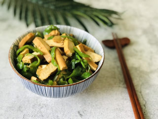 15、青椒炒香干,虽然是一道素菜，但它营养价值媲美青椒炒肉片，味道更是不在话下。