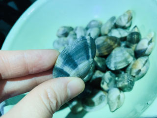 1、麻辣花蛤,花蛤洗净；