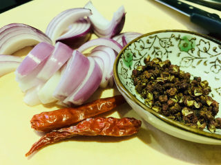 2、麻辣花蛤,洋葱，辣椒，花椒，洗净待用；