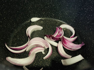 3、麻辣花蛤,锅加少许油，加入洋葱；