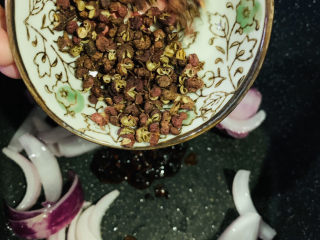 5、麻辣花蛤,炒香，加花椒；