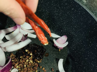 6、麻辣花蛤,加辣椒；