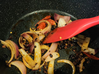 8、麻辣花蛤,炒香；