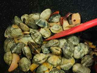 9、麻辣花蛤,倒入花蛤；