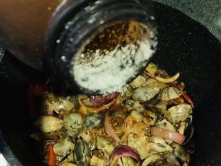 14、麻辣花蛤,加少许白糖，提鲜；