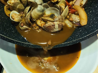 18、麻辣花蛤,起锅；