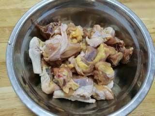 1、贵州辣子鸡,鸡肉切块清洗干净沥干水（偷懒让卖鸡的帮斩小块）