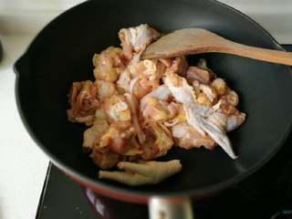 3、贵州辣子鸡,鸡块放入无油冷锅内，开大火炒