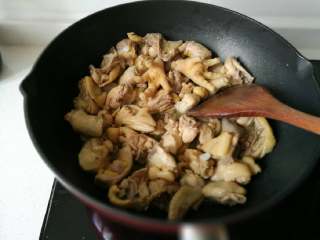 4、贵州辣子鸡,不断炒制把鸡块水份充分炒干，出小许油有香味呈金黄色断生