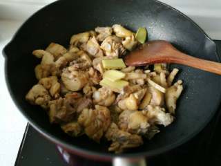 5、贵州辣子鸡,放入姜片翻炒两下