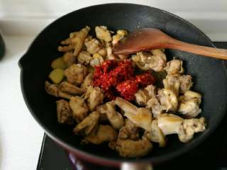 6、贵州辣子鸡,放入糍粑辣椒炒均