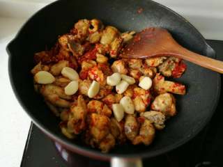 7、贵州辣子鸡,放入蒜子翻炒两下