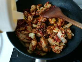 8、贵州辣子鸡,放入花椒粒和适量菜籽油（花椒少许主要起到去腥增香，不可多放抢了味道）