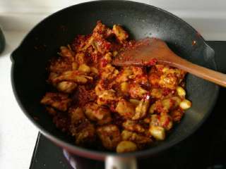 9、贵州辣子鸡,翻炒2分钟左右，炒制出香味，转中火