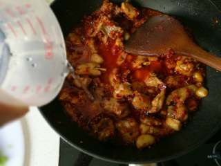 10、贵州辣子鸡,加入一次性400ml清水翻转均匀