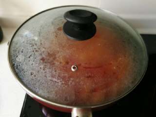 11、贵州辣子鸡,加盖焖制，中途要揭盖翻转一下，防粘底（焖约15分钟左右）