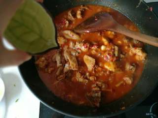 12、贵州辣子鸡,揭盖后翻炒一下，先加入适量生抽、其次适量盐、最后甜酒酿水（也叫酒醩水，一定要自己做的或菜场老阿姨做的，罐装的酒酿不醇香）替代糖