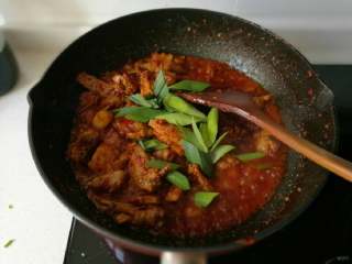 14、贵州辣子鸡,鸡块熟了，汤汁也逐渐少了，水份完全被炒制出的红油替代，关火加入适量大蒜苗翻炒几下