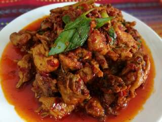 15、贵州辣子鸡,盛出装碟，一盘香糯好吃的辣子鸡就好了