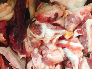 2、牛腩萝卜汤,切成块