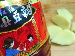 3、牛腩萝卜汤,准备好郫县豆瓣酱和姜片