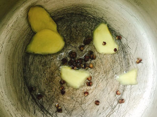 6、牛腩萝卜汤,下花椒粒炒香