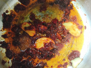 8、牛腩萝卜汤,炒出红油色