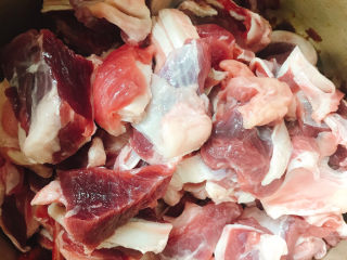 9、牛腩萝卜汤,放入牛腩