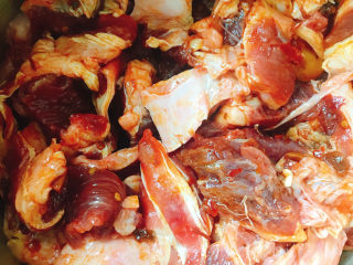 10、牛腩萝卜汤,加入料酒、老抽、酱油拌匀