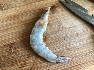 2、麻辣干锅虾➕吮指美味停不下,清洗一下，用剪刀剪去虾须虾脚和虾头上的枪