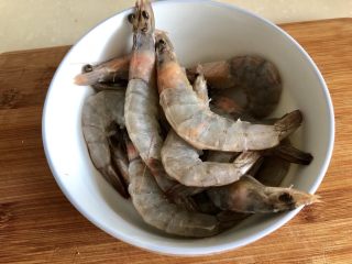 6、麻辣干锅虾➕吮指美味停不下,依次把虾都处理好。